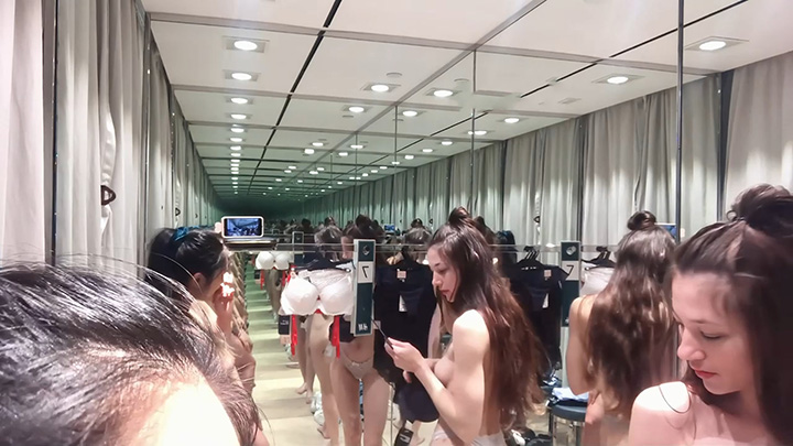 付费资源-混血女神和闺蜜试衣间换衣流出